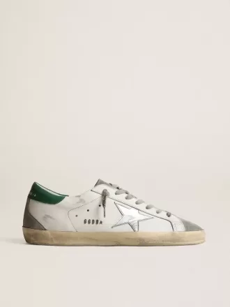 Super-Star para hombre en piel blanca con estrella plateada y lengüeta verde en el talón Super-Star para hombre en piel blanca con estrella plateada y lengüeta verde en el talón