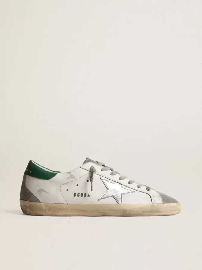 Super-Star para hombre en piel blanca con estrella plateada y lengüeta verde en el talón Super-Star para hombre en piel blanca con estrella plateada y lengüeta verde en el talón