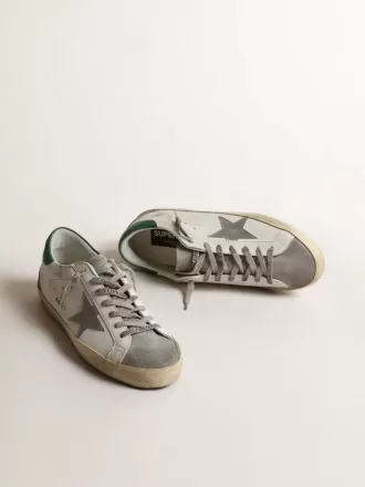 Super-Star para hombre en piel blanca con estrella plateada y lengüeta verde en el talón Super-Star para hombre en piel blanca con estrella plateada y lengüeta verde en el talón