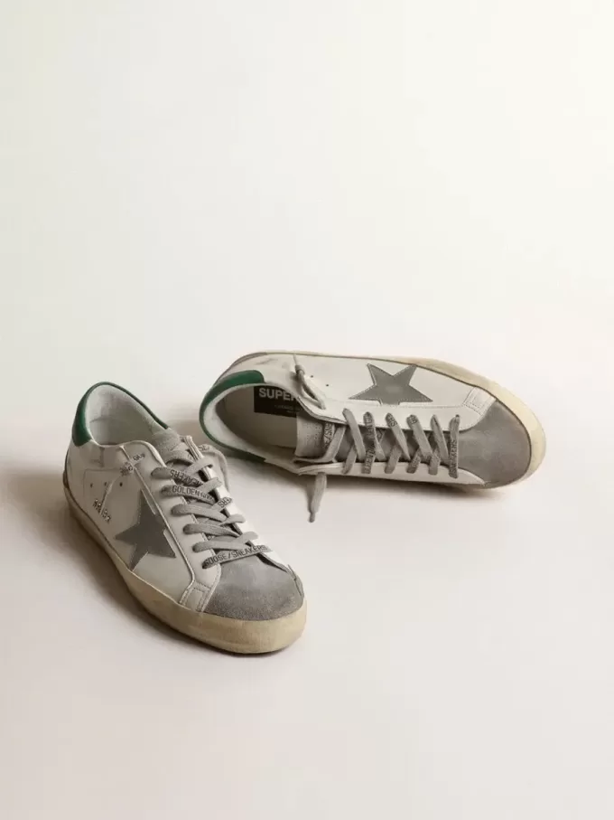 Super-Star para hombre en piel blanca con estrella plateada y lengüeta verde en el talón Super-Star para hombre en piel blanca con estrella plateada y lengüeta verde en el talón