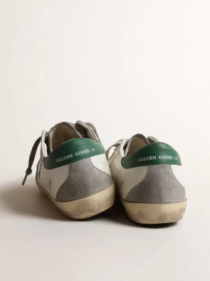 Super-Star para hombre en piel blanca con estrella plateada y lengüeta verde en el talón Super-Star para hombre en piel blanca con estrella plateada y lengüeta verde en el talón