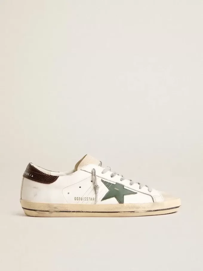 Super-Star para hombre en piel blanca con estrella verde y lengüeta con estampado animal en el talón Super-Star para hombre en piel blanca con estrella verde y lengüeta con estampado animal en el talón