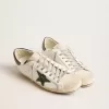 Super-Star para hombre en piel blanca con estrella verde y lengüeta con estampado animal en el talón Super-Star para hombre en piel blanca con estrella verde y lengüeta con estampado animal en el talón