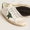 Super-Star para hombre en piel blanca con estrella verde y lengüeta con estampado animal en el talón Super-Star para hombre en piel blanca con estrella verde y lengüeta con estampado animal en el talón