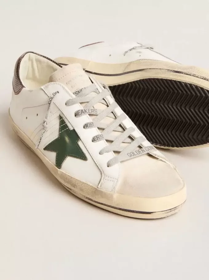 Super-Star para hombre en piel blanca con estrella verde y lengüeta con estampado animal en el talón Super-Star para hombre en piel blanca con estrella verde y lengüeta con estampado animal en el talón