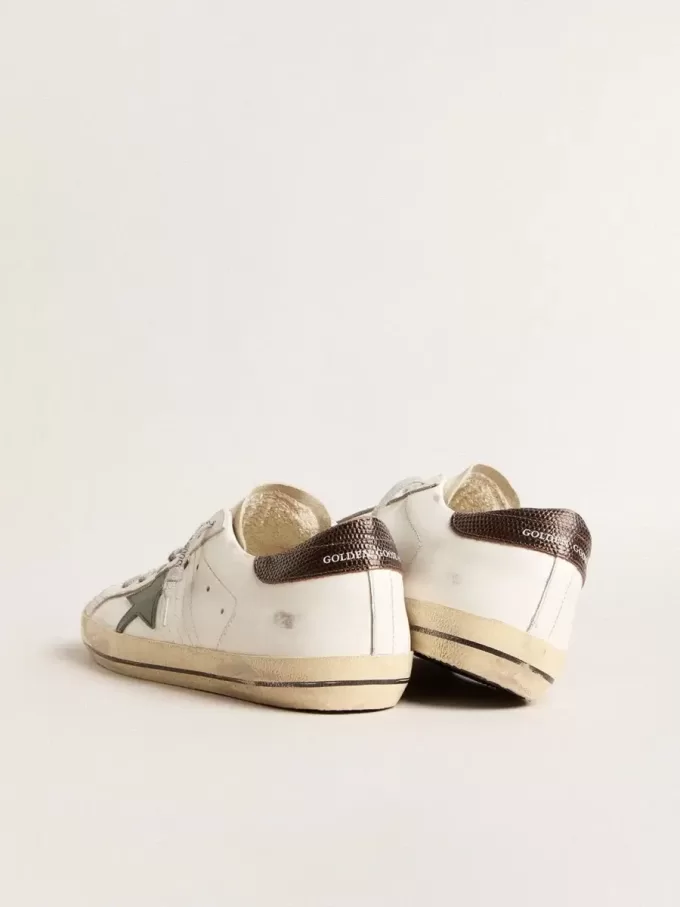 Super-Star para hombre en piel blanca con estrella verde y lengüeta con estampado animal en el talón Super-Star para hombre en piel blanca con estrella verde y lengüeta con estampado animal en el talón