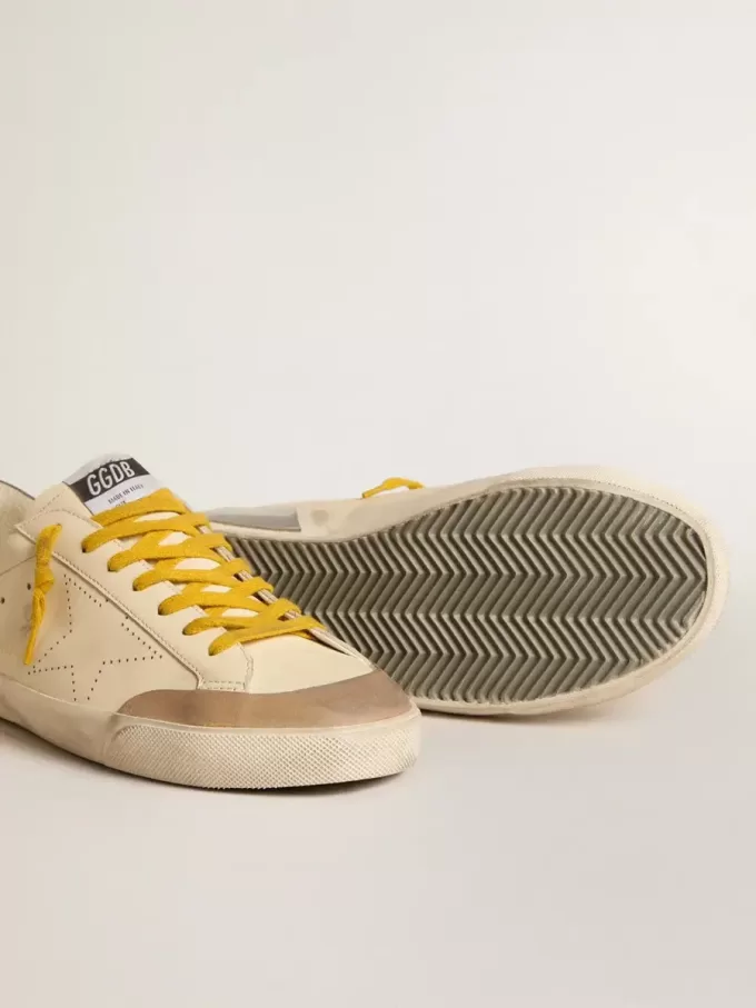 Super-Star para hombre en piel con estrella perforada y lengüeta del talón en ante gris Super-Star para hombre en piel con estrella perforada y lengüeta del talón en ante gris