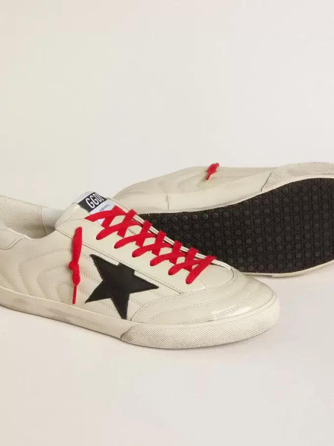 Super-Star para hombre en piel matelassé blanca brillante con estrella de piel negra Super-Star para hombre en piel matelassé blanca brillante con estrella de piel negra