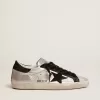 Super-Star para hombre en piel plateada Super-Star para hombre en piel plateada