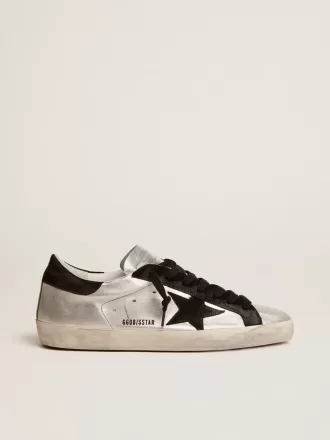 Super-Star para hombre en piel plateada Super-Star para hombre en piel plateada