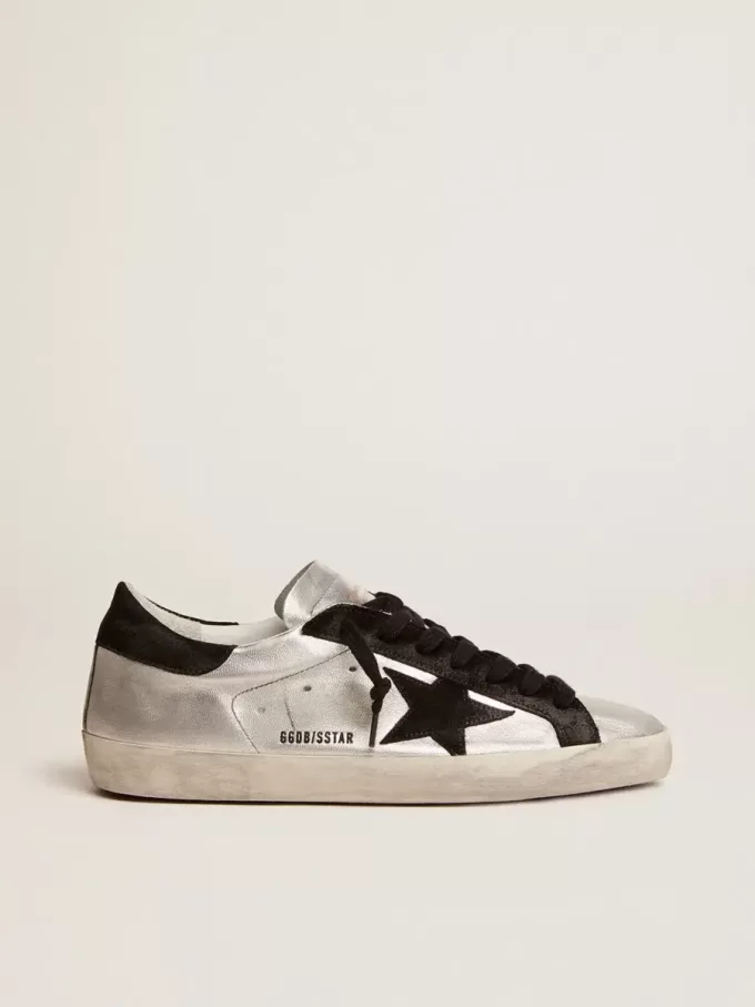 Super-Star para hombre en piel plateada Super-Star para hombre en piel plateada
