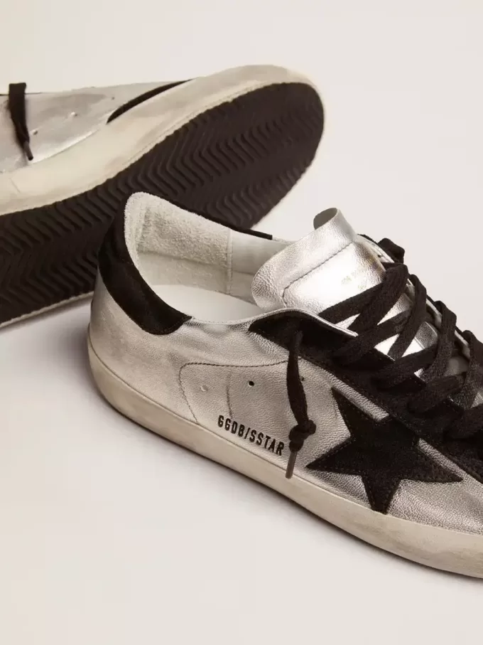 Super-Star para hombre en piel plateada Super-Star para hombre en piel plateada