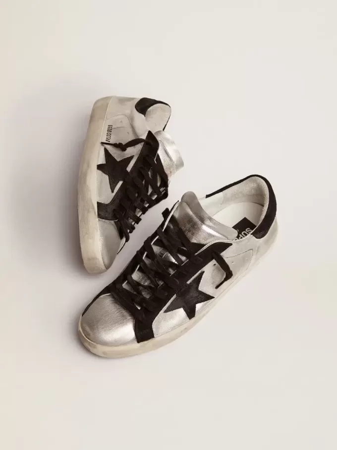 Super-Star para hombre en piel plateada Super-Star para hombre en piel plateada