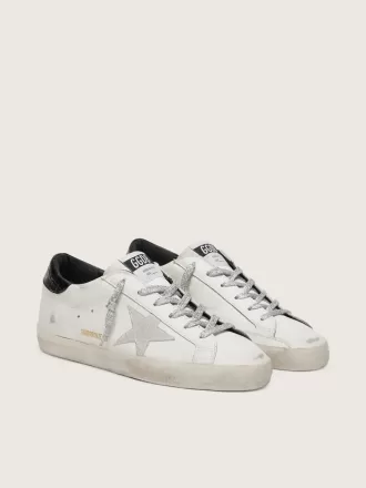Super-Star para mujer con estrella de ante blanco y lengüeta del talón de piel negra con estampado de cocodrilo