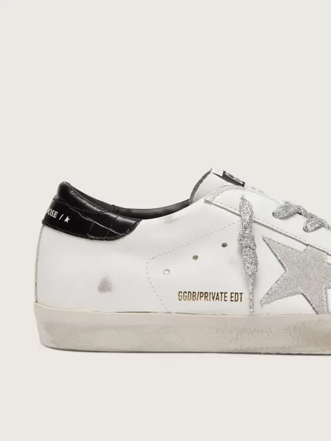 Super-Star para mujer con estrella de ante blanco y lengüeta del talón de piel negra con estampado de cocodrilo Super-Star para mujer con estrella de ante blanco y lengüeta del talón de piel negra con estampado de cocodrilo