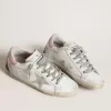 Super-Star para mujer con estrella de ante gris y lengüeta de cuero rosa en el talón Super-Star para mujer con estrella de ante gris y lengüeta de cuero rosa en el talón