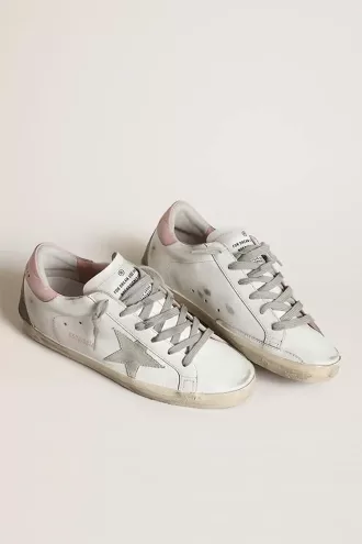 Super-Star para mujer con estrella de ante gris y lengüeta de cuero rosa en el talón