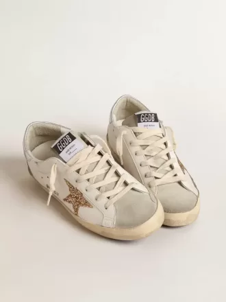Super-Star para mujer con estrella dorada brillante e inserciones de ante gris hielo.