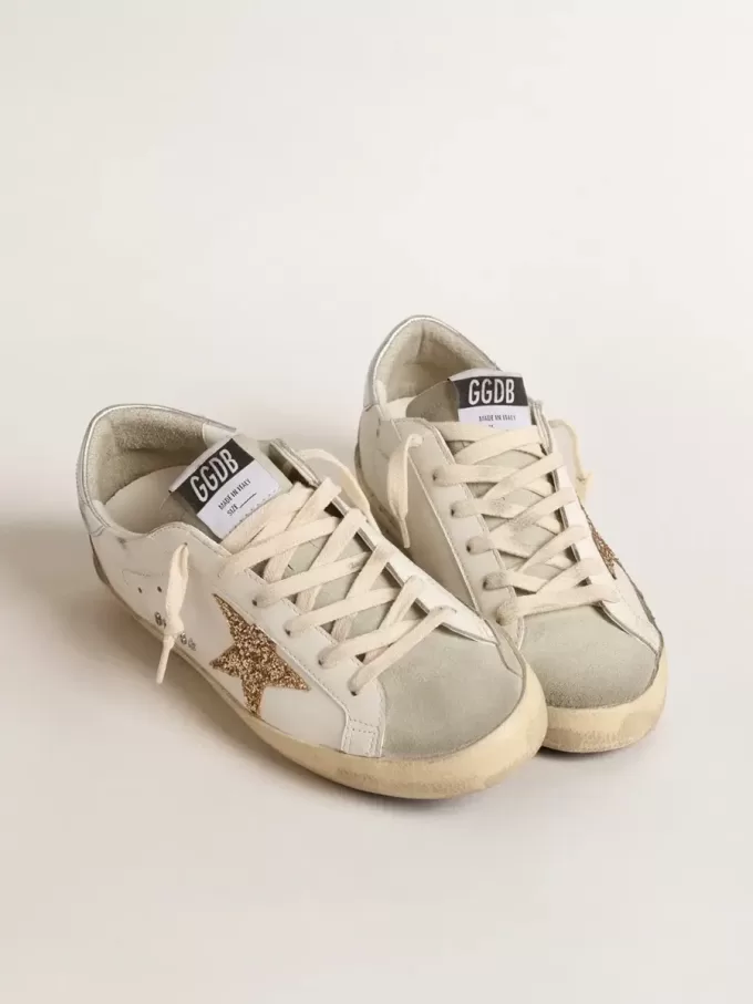 Super-Star para mujer con estrella dorada brillante e inserciones de ante gris hielo. Super-Star para mujer con estrella dorada brillante e inserciones de ante gris hielo.