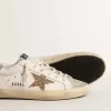 Super-Star para mujer con estrella dorada brillante e inserciones de ante gris hielo. Super-Star para mujer con estrella dorada brillante e inserciones de ante gris hielo.