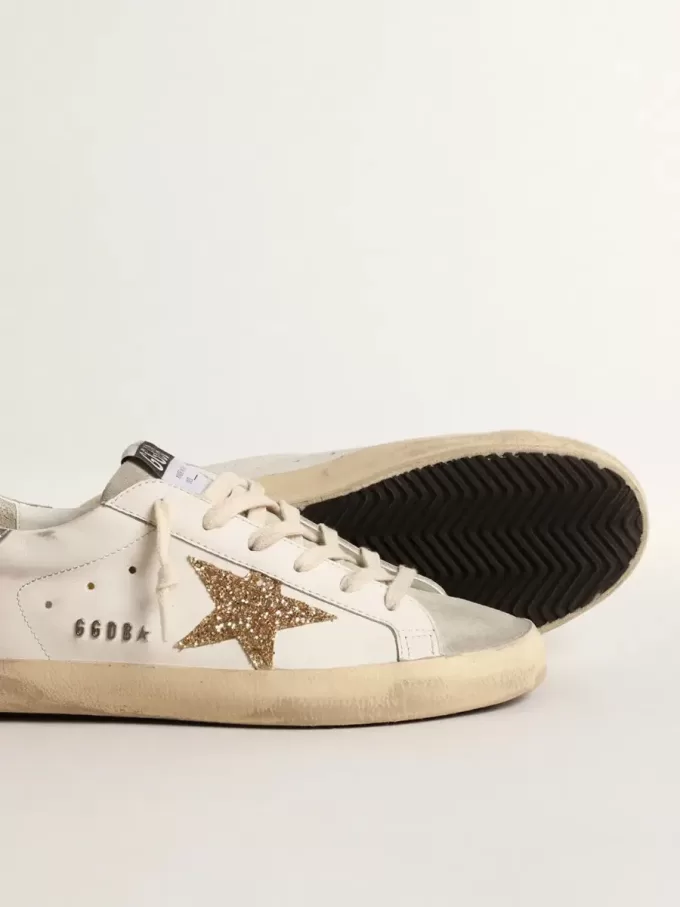 Super-Star para mujer con estrella dorada brillante e inserciones de ante gris hielo. Super-Star para mujer con estrella dorada brillante e inserciones de ante gris hielo.