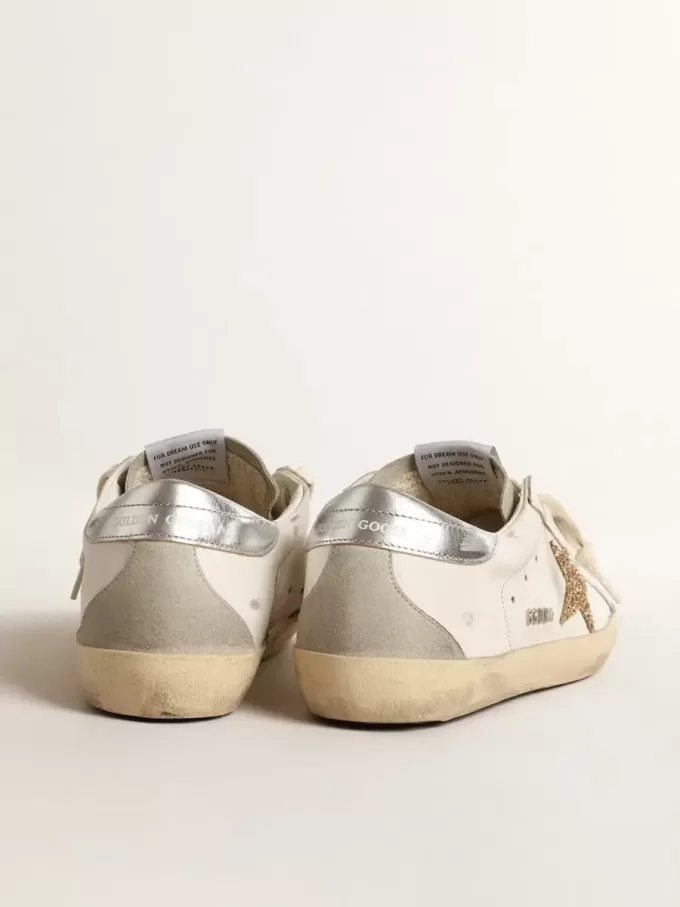 Super-Star para mujer con estrella dorada brillante e inserciones de ante gris hielo. Super-Star para mujer con estrella dorada brillante e inserciones de ante gris hielo.