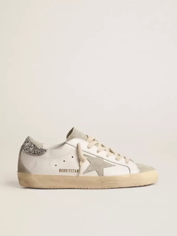 Super-Star para mujer con estrella gris y lengüeta plateada brillante en el talón Super-Star para mujer con estrella gris y lengüeta plateada brillante en el talón