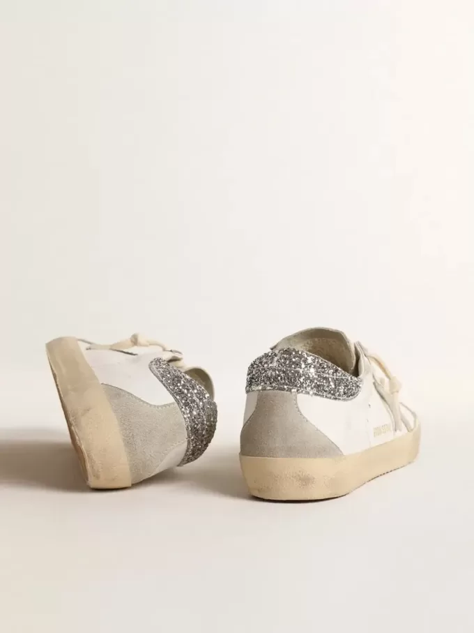 Super-Star para mujer con estrella gris y lengüeta plateada brillante en el talón Super-Star para mujer con estrella gris y lengüeta plateada brillante en el talón