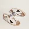 Super-Star para mujer con estrella negra brillante y lengüeta rosa en el talón Super-Star para mujer con estrella negra brillante y lengüeta rosa en el talón