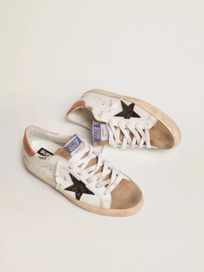 Super-Star para mujer con estrella negra brillante y lengüeta rosa en el talón Super-Star para mujer con estrella negra brillante y lengüeta rosa en el talón