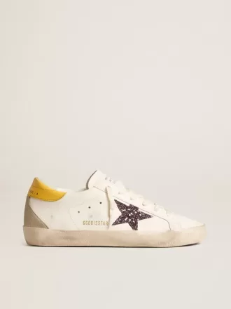 Super-Star para mujer con estrella roja brillante y lengüeta de cuero en el talón Super-Star para mujer con estrella roja brillante y lengüeta de cuero en el talón