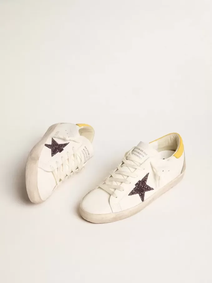 Super-Star para mujer con estrella roja brillante y lengüeta de cuero en el talón Super-Star para mujer con estrella roja brillante y lengüeta de cuero en el talón