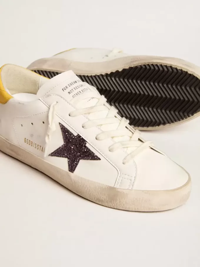 Super-Star para mujer con estrella roja brillante y lengüeta de cuero en el talón Super-Star para mujer con estrella roja brillante y lengüeta de cuero en el talón