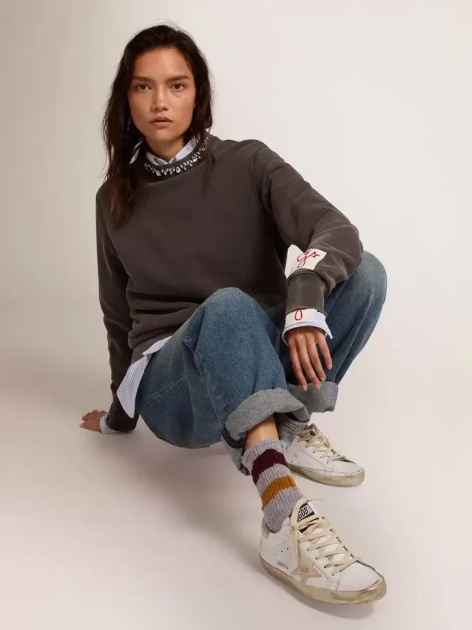 Super-Star para mujer con ribete dorado brillante y letras con tachuelas metálicas Super-Star para mujer con ribete dorado brillante y letras con tachuelas metálicas