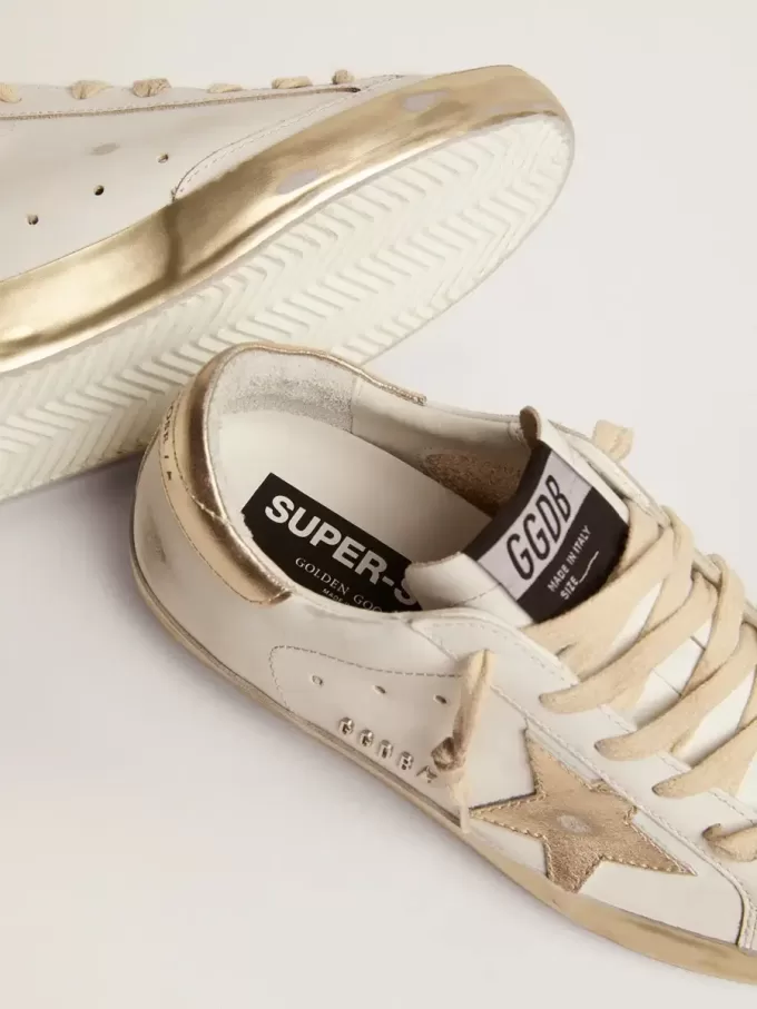 Super-Star para mujer con ribete dorado brillante y letras con tachuelas metálicas Super-Star para mujer con ribete dorado brillante y letras con tachuelas metálicas