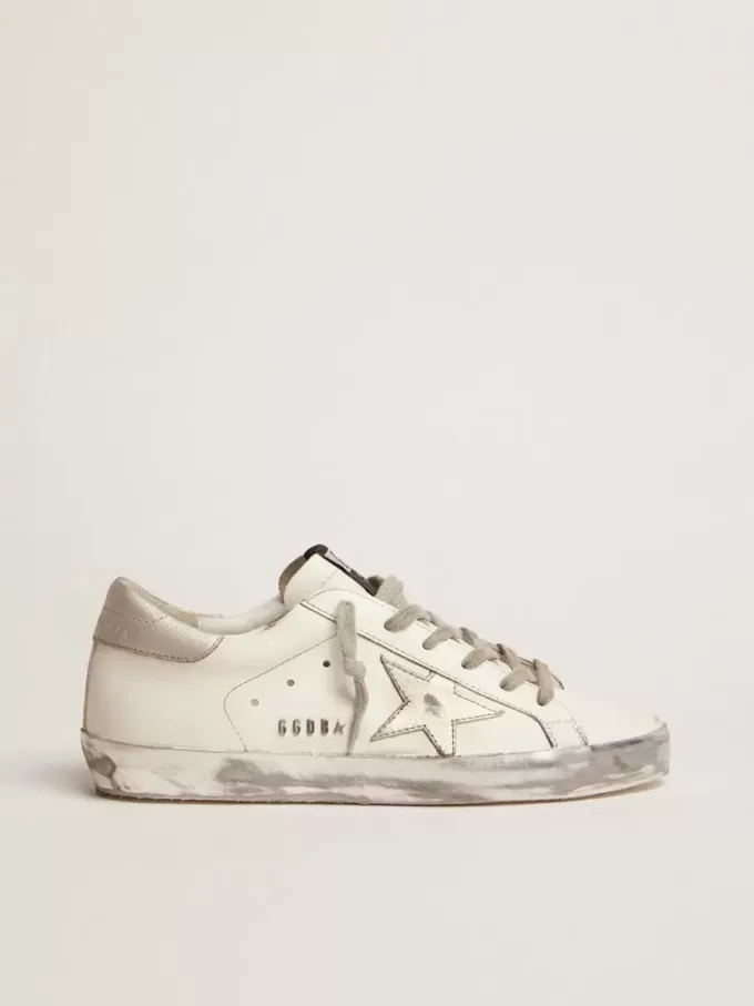 Zapatillas Super-Star para mujer con lengüeta plateada en el talón y letras metálicas con tachuelas Zapatillas Super-Star para mujer con lengüeta plateada en el talón y letras metálicas con tachuelas