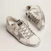 Zapatillas Super-Star para mujer con lengüeta plateada en el talón y letras metálicas con tachuelas Zapatillas Super-Star para mujer con lengüeta plateada en el talón y letras metálicas con tachuelas