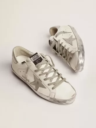 Zapatillas Super-Star para mujer con lengüeta plateada en el talón y letras metálicas con tachuelas