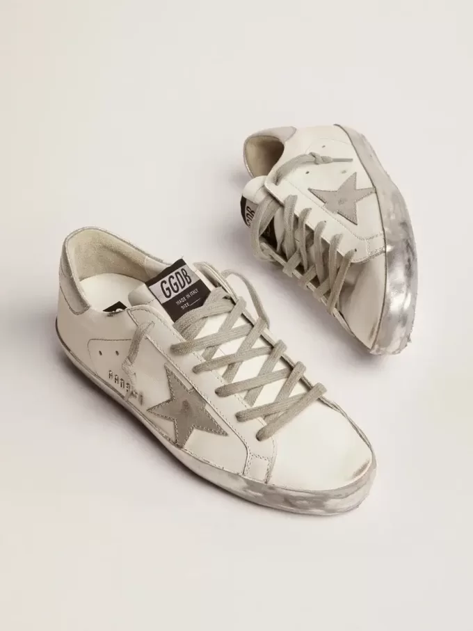 Zapatillas Super-Star para mujer con lengüeta plateada en el talón y letras metálicas con tachuelas Zapatillas Super-Star para mujer con lengüeta plateada en el talón y letras metálicas con tachuelas
