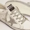 Zapatillas Super-Star para mujer con lengüeta plateada en el talón y letras metálicas con tachuelas Zapatillas Super-Star para mujer con lengüeta plateada en el talón y letras metálicas con tachuelas