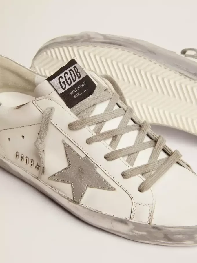 Zapatillas Super-Star para mujer con lengüeta plateada en el talón y letras metálicas con tachuelas Zapatillas Super-Star para mujer con lengüeta plateada en el talón y letras metálicas con tachuelas