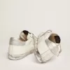 Zapatillas Super-Star para mujer con lengüeta plateada en el talón y letras metálicas con tachuelas Zapatillas Super-Star para mujer con lengüeta plateada en el talón y letras metálicas con tachuelas