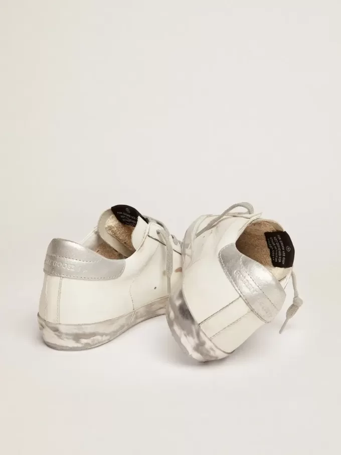 Zapatillas Super-Star para mujer con lengüeta plateada en el talón y letras metálicas con tachuelas Zapatillas Super-Star para mujer con lengüeta plateada en el talón y letras metálicas con tachuelas