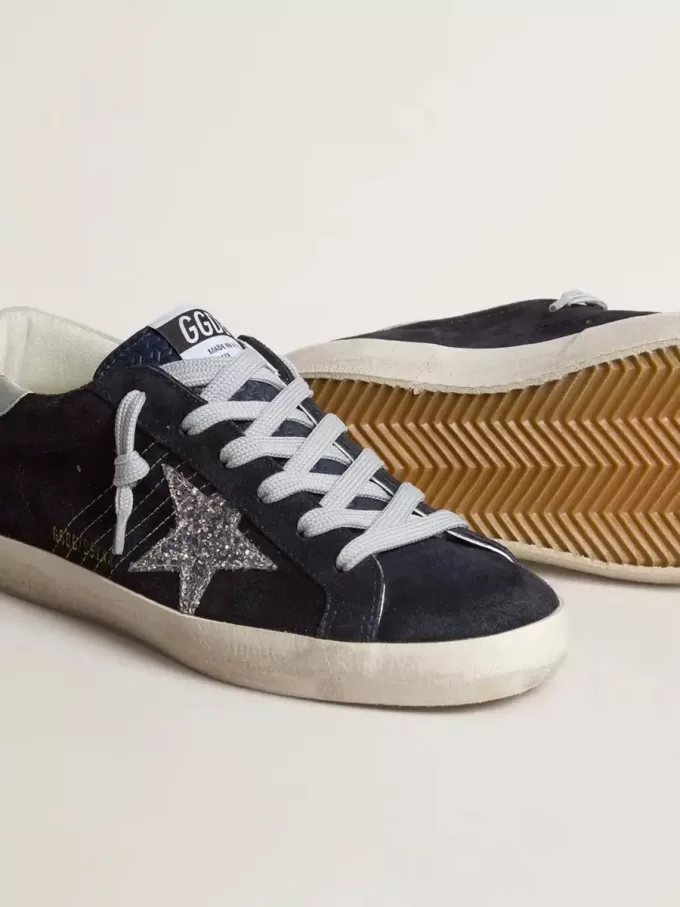 Super-Star para mujer en ante azul, estrella plateada brillante y lengüeta de cuero en el talón Super-Star para mujer en ante azul, estrella plateada brillante y lengüeta de cuero en el talón