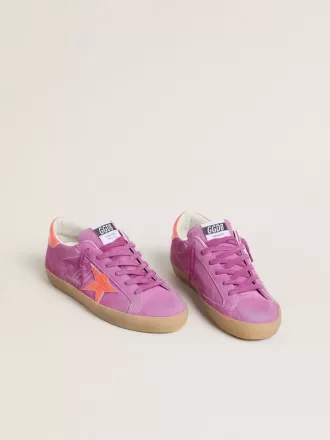 Super-Star para mujer en ante fucsia con estrella y lengüeta en el talón de cuero laminado naranja fluorescente