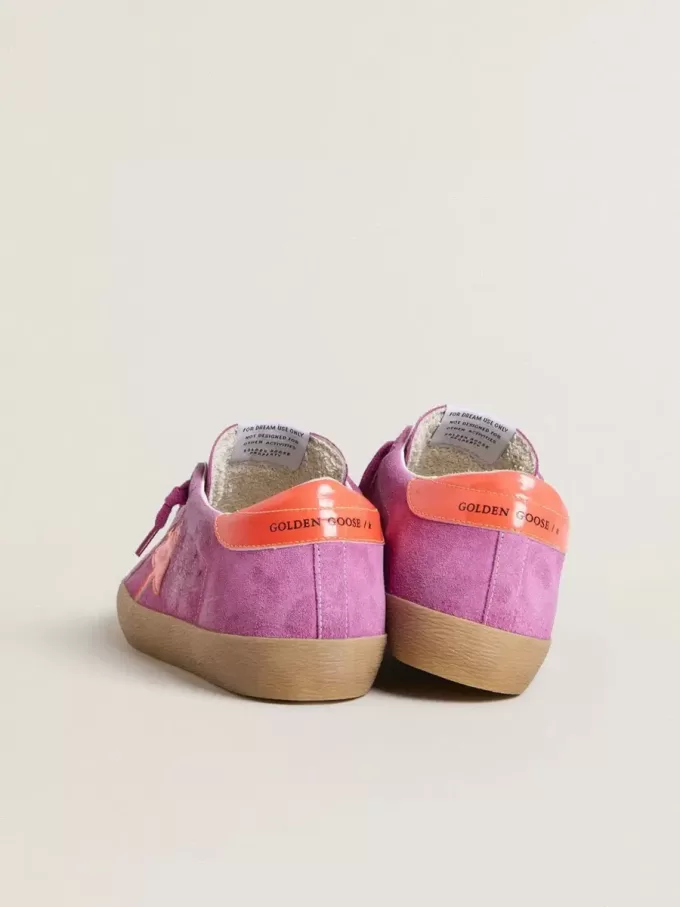 Super-Star para mujer en ante fucsia con estrella y lengüeta en el talón de cuero laminado naranja fluorescente Super-Star para mujer en ante fucsia con estrella y lengüeta en el talón de cuero laminado naranja fluorescente