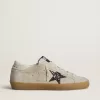 Super-Star para mujer en ante gris hielo con estrella plateada brillante y lengüeta de cuero en el talón. Super-Star para mujer en ante gris hielo con estrella plateada brillante y lengüeta de cuero en el talón.