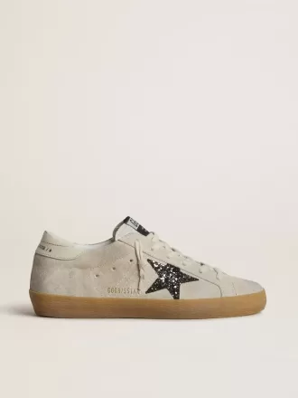 Super-Star para mujer en ante gris hielo con estrella plateada brillante y lengüeta de cuero en el talón. Super-Star para mujer en ante gris hielo con estrella plateada brillante y lengüeta de cuero en el talón.