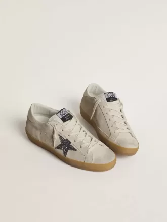 Super-Star para mujer en ante gris hielo con estrella plateada brillante y lengüeta de cuero en el talón. Super-Star para mujer en ante gris hielo con estrella plateada brillante y lengüeta de cuero en el talón.