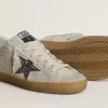 Super-Star para mujer en ante gris hielo con estrella plateada brillante y lengüeta de cuero en el talón. Super-Star para mujer en ante gris hielo con estrella plateada brillante y lengüeta de cuero en el talón.